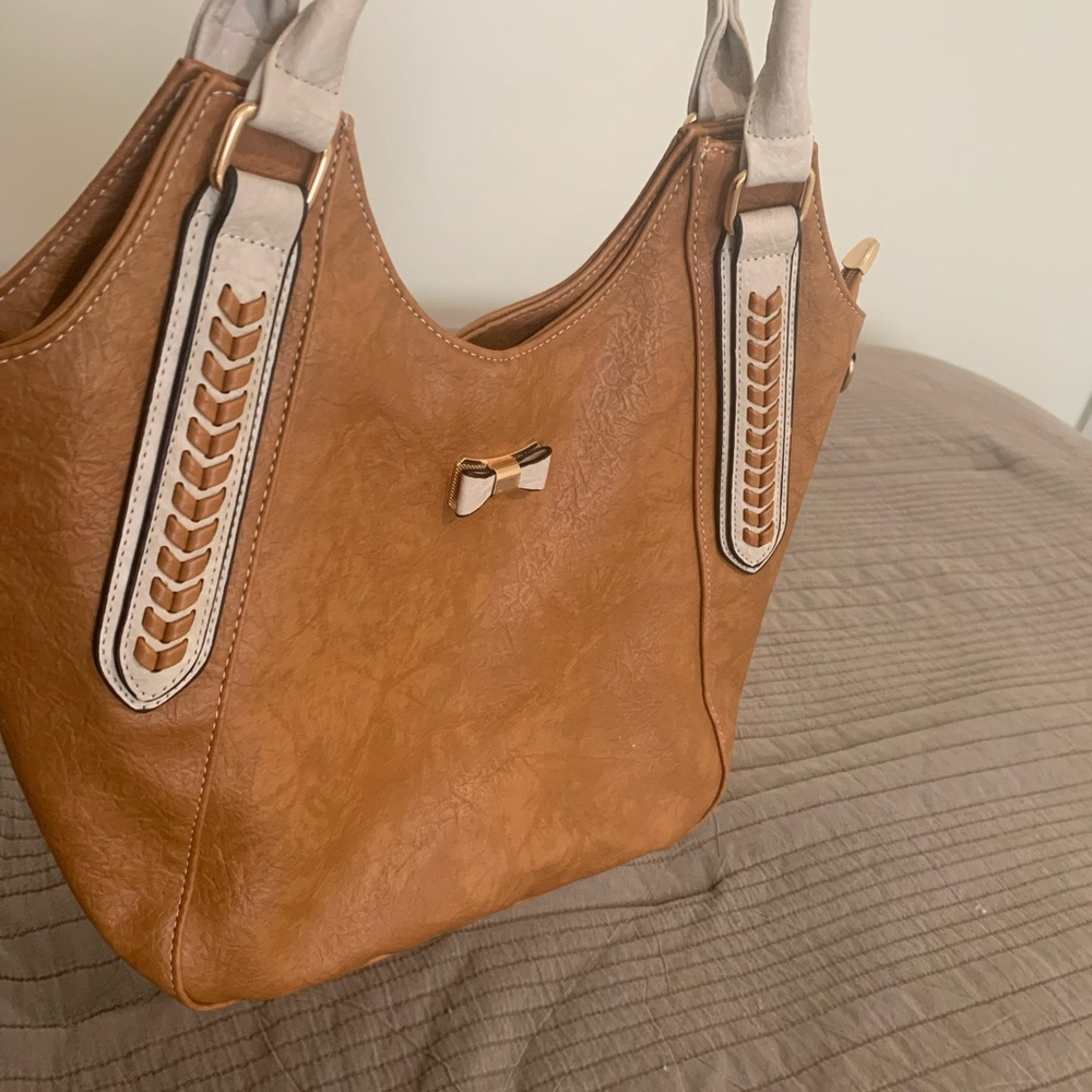 Tan Leather Shoulder Bag with Classic Design